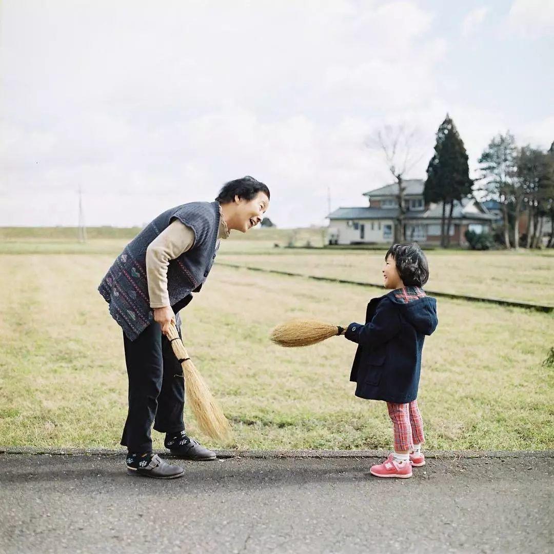 日本摄影师数十年如一日记录家人，一家五口的幸福生活，感动万千网友！