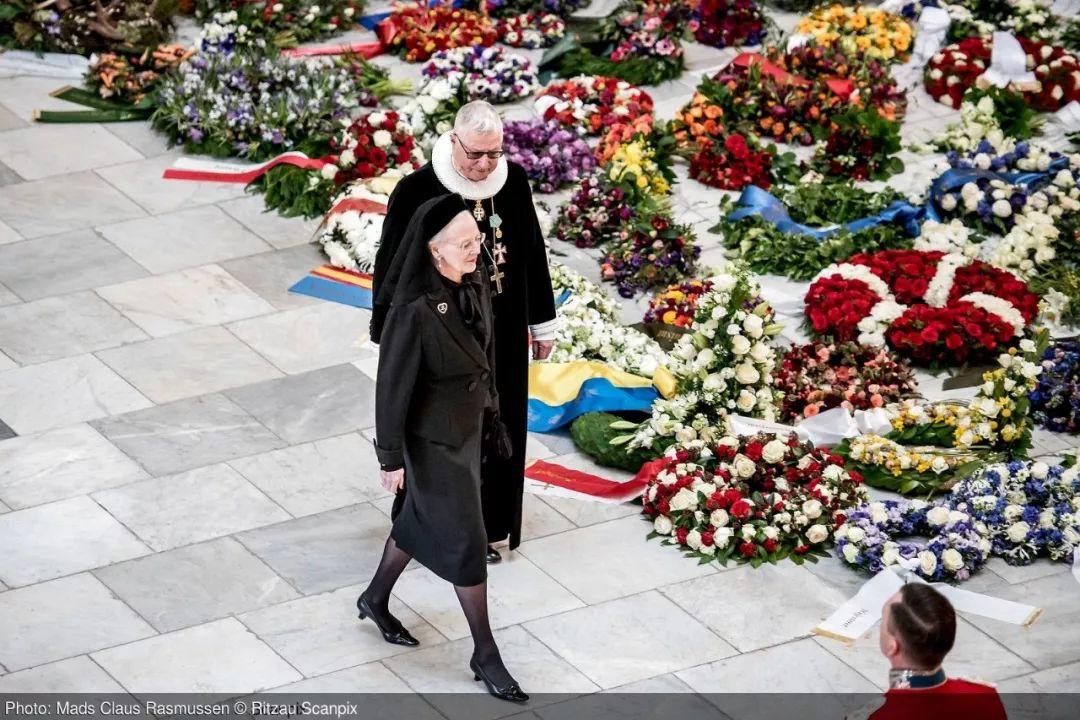 情人节前一天去世，丹麦亲王把礼物藏在了自己的葬礼：说好一辈子让你开心，少一秒都不算