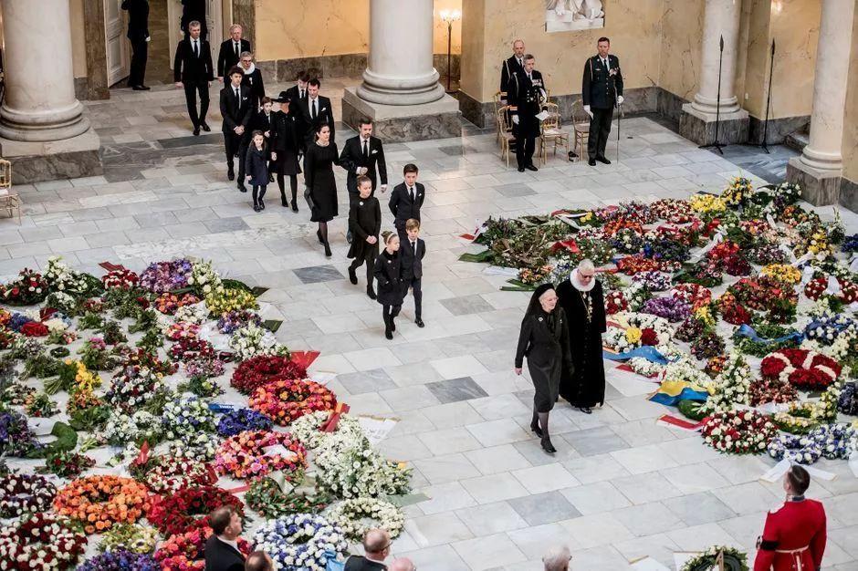 情人节前一天去世，丹麦亲王把礼物藏在了自己的葬礼：说好一辈子让你开心，少一秒都不算